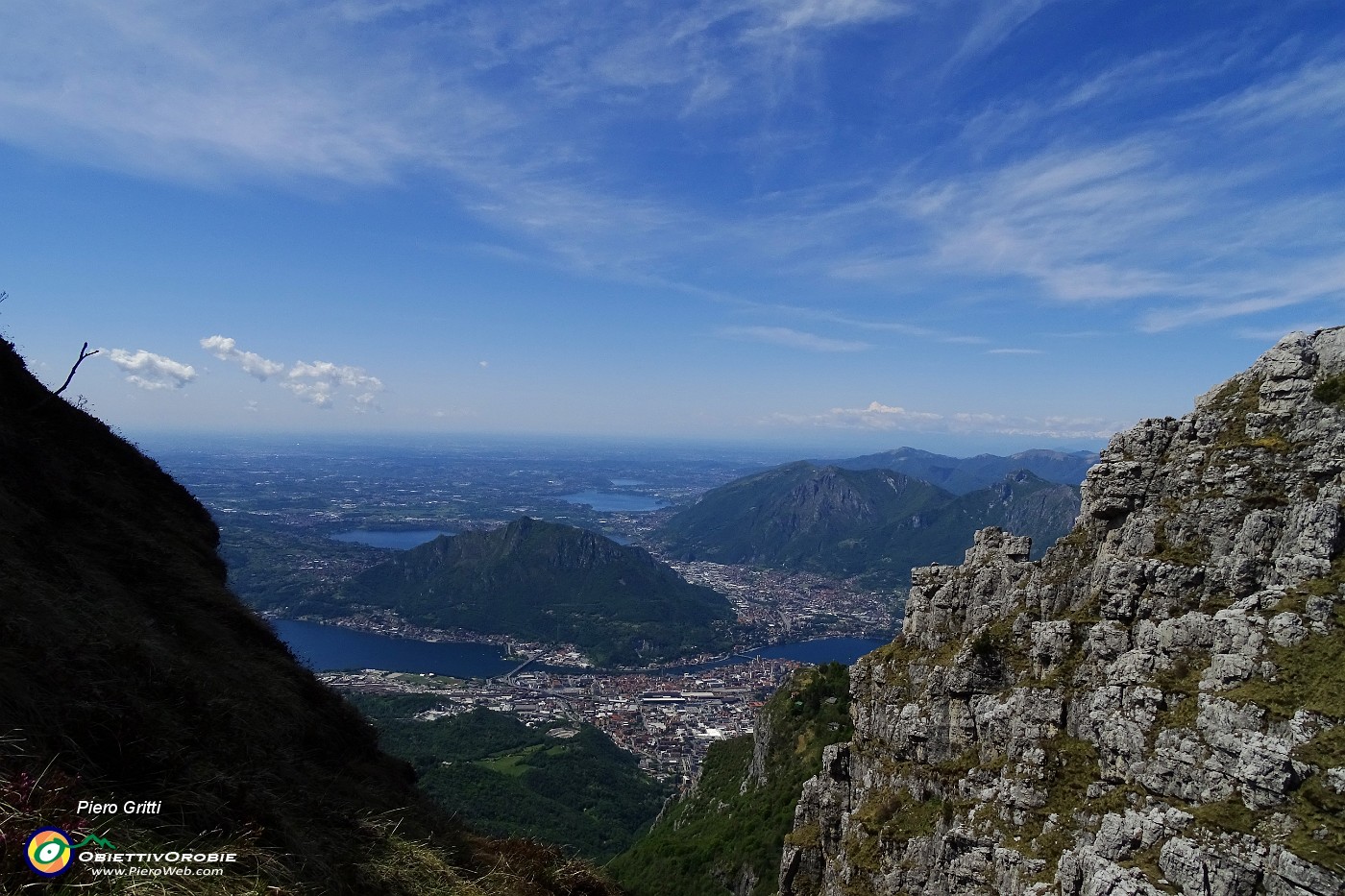 62 Vista sui laghi di Lecco e Brianza con Monte Barro.JPG -                                